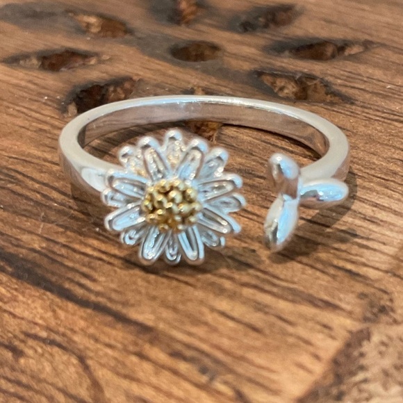 Silver Tone Dainty Beautiful Flower Ring - Picture 4 of 5